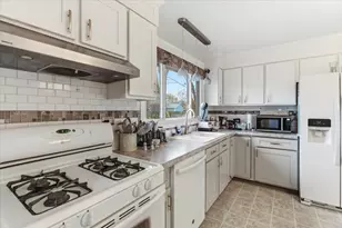 2105 Sprucewood Ln, Lindenhurst, IL 60046 - Photo 9