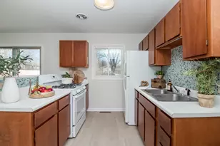 943 Cambridge Ln, Crystal Lake, IL 60014 - Photo 5