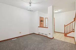 354 Vaughn Cir, Aurora, IL 60502 - Photo 5