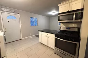 140 Hickory Dr, Carpentersville, IL 60110 - Photo 5