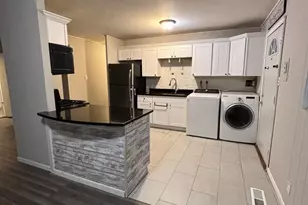 140 Hickory Dr, Carpentersville, IL 60110 - Photo 3