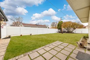 7656 W 80th Pl, Bridgeview, IL 60455 - Photo 17