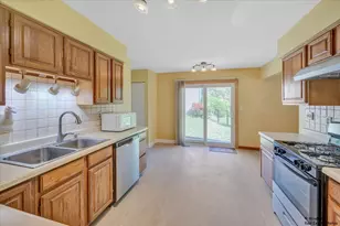 721 Brentwood Ct, Algonquin, IL 60102 - Photo 3
