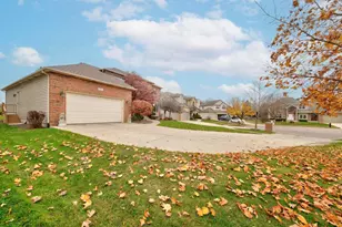 911 Hampton Dr, Carol Stream, IL 60188 - Photo 3