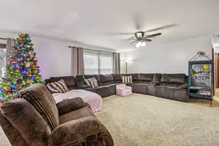 1071 Almond Dr, Aurora, IL 60506 - Photo 7