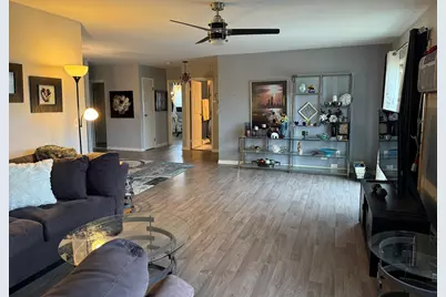 5725 Holmes Avenue #15, Clarendon Hills, IL 60514 - Photo 9