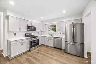 795 N Elmwood Dr, Aurora, IL 60506 - Photo 5