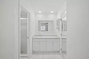 301 Lake Hinsdale Dr, Willowbrook, IL 60527 - Photo 17