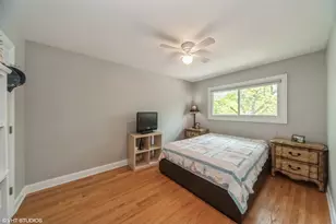 1049 Peace Dr, Wheeling, IL 60090 - Photo 17