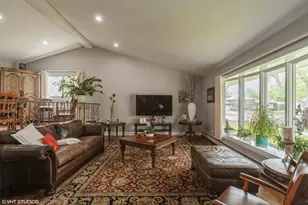 1049 Peace Dr, Wheeling, IL 60090 - Photo 5