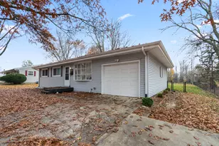 418 Standish Dr, Bloomington, IL 61704 - Photo 3