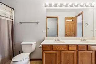 601 E Victoria Cir, North Aurora, IL 60542 - Photo 11