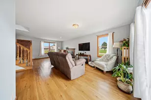 300 Forest Dr, Kirkland, IL 60146 - Photo 5