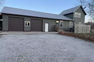 912 E Locust St, Fairbury, IL 61739 - Photo 3