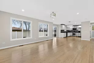 5541 E Celebrity Cir, Hanover Park, IL 60133 - Photo 9