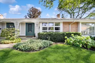 711 Carriage Hill Dr, Glenview, IL 60025 - Photo 1