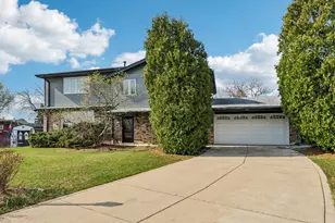 8853 W 97th Pl, Palos Hills, IL 60465 - Photo 1