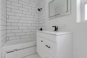 10437 S Eberhart Ave, Chicago, IL 60628 - Photo 17