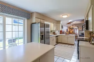 1622 E Greenwood Dr, Mount Prospect, IL 60056 - Photo 9