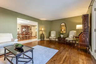 1622 E Greenwood Dr, Mount Prospect, IL 60056 - Photo 5