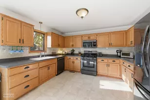 814 Edgewater Dr, Minooka, IL 60447 - Photo 11