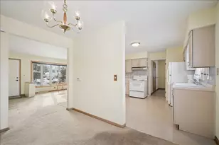 1402 W Willow Ln, Mount Prospect, IL 60056 - Photo 7