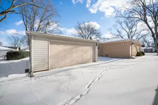 1402 W Willow Ln, Mount Prospect, IL 60056 - Photo 3