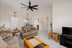 378 Sandhurst Cir, Glen Ellyn, IL 60137 - Photo 5