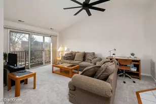 378 Sandhurst Cir, Glen Ellyn, IL 60137 - Photo 3