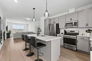 30W158 Wheeler Cir, Warrenville, IL 60563 - Photo 11