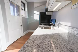 637 W Cornelia Ave, Chicago, IL 60657 - Photo 3