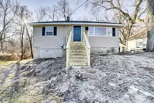 379 W North St, Watseka, IL 60970 - Photo 1