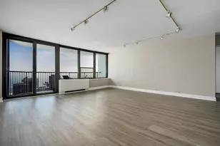 1560 N Sandburg Terrace, Chicago, IL 60610 - Photo 3