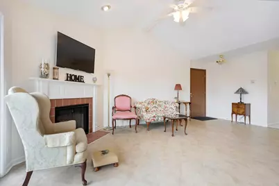 1907 Gresham Circle #D, Wheaton, IL 60189 - Photo 3