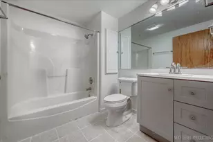 1041 Susan Collins Ln, Oak Park, IL 60302 - Photo 9