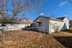 523 S Lott Blvd, Gibson City, IL 60936 - Photo 3