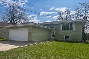 105 W Oak St, Coal City, IL 60416 - Photo 1