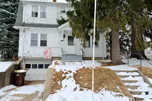 826 W Chestnut St, Freeport, IL 61032 - Photo 1