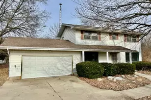 1515 6 Points Rd, Bloomington, IL 61701 - Photo 3