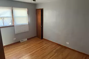 9855 S California Ave, Evergreen Park, IL 60805 - Photo 7