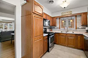 10137 Buell Ct, Oak Lawn, IL 60453 - Photo 9