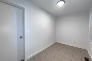 8919 S Muskegon Ave, Chicago, IL 60617 - Photo 13