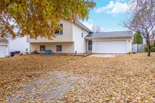 2713 Essington St, Bloomington, IL 61705 - Photo 31