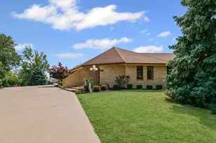 800 Cambridge Dr, Paxton, IL 60957 - Photo 7