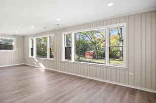 914 Brook St, Elgin, IL 60120 - Photo 11