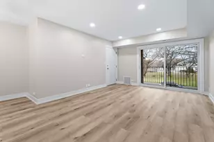 129 W Brandon Ct, Palatine, IL 60067 - Photo 7