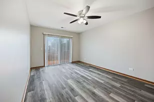 35 Terry Dr, Roselle, IL 60172 - Photo 9