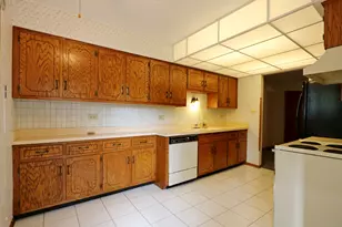 10400 Circle Dr S, Oak Lawn, IL 60453 - Photo 3