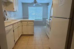 211 E Ashbury Ln, Roselle, IL 60172 - Photo 3