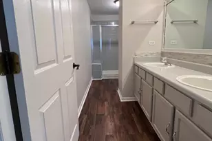 211 E Ashbury Ln, Roselle, IL 60172 - Photo 9